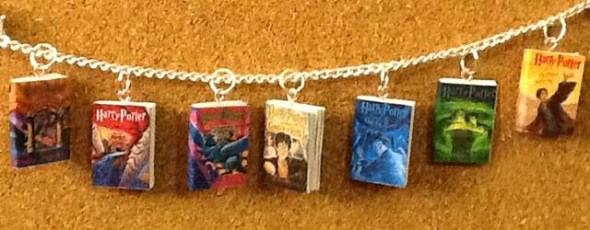 harry-potter-book-charms-bracelet1