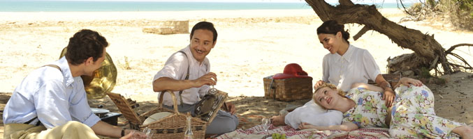 38222_personajes-el-tiempo-entre-costuras-comen-playa_m